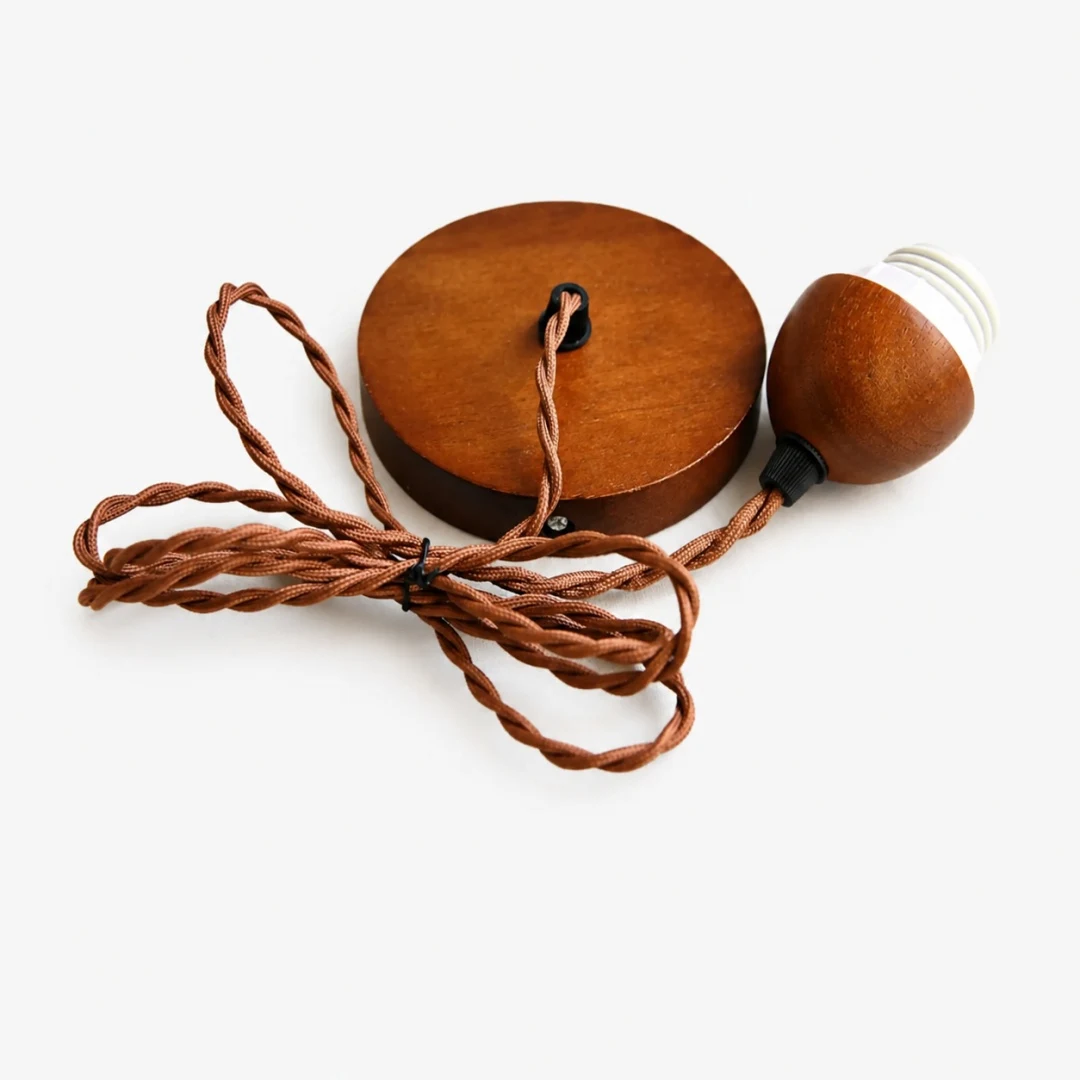 detail_wood_hardware