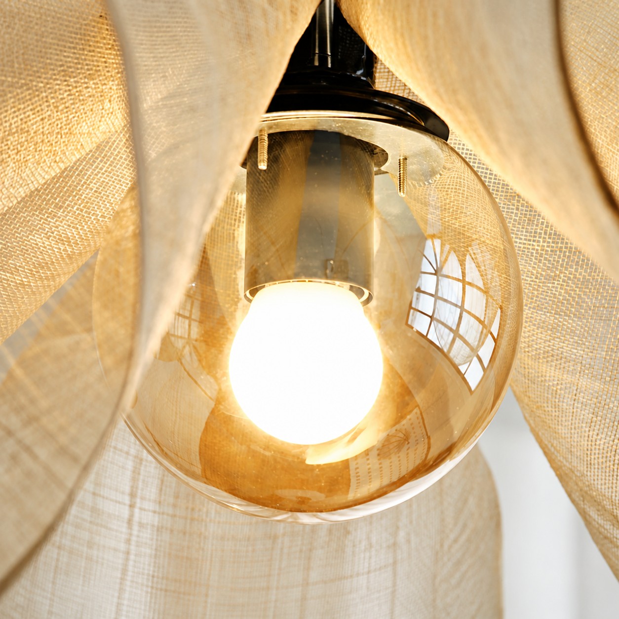 Bulb and inner shade detail