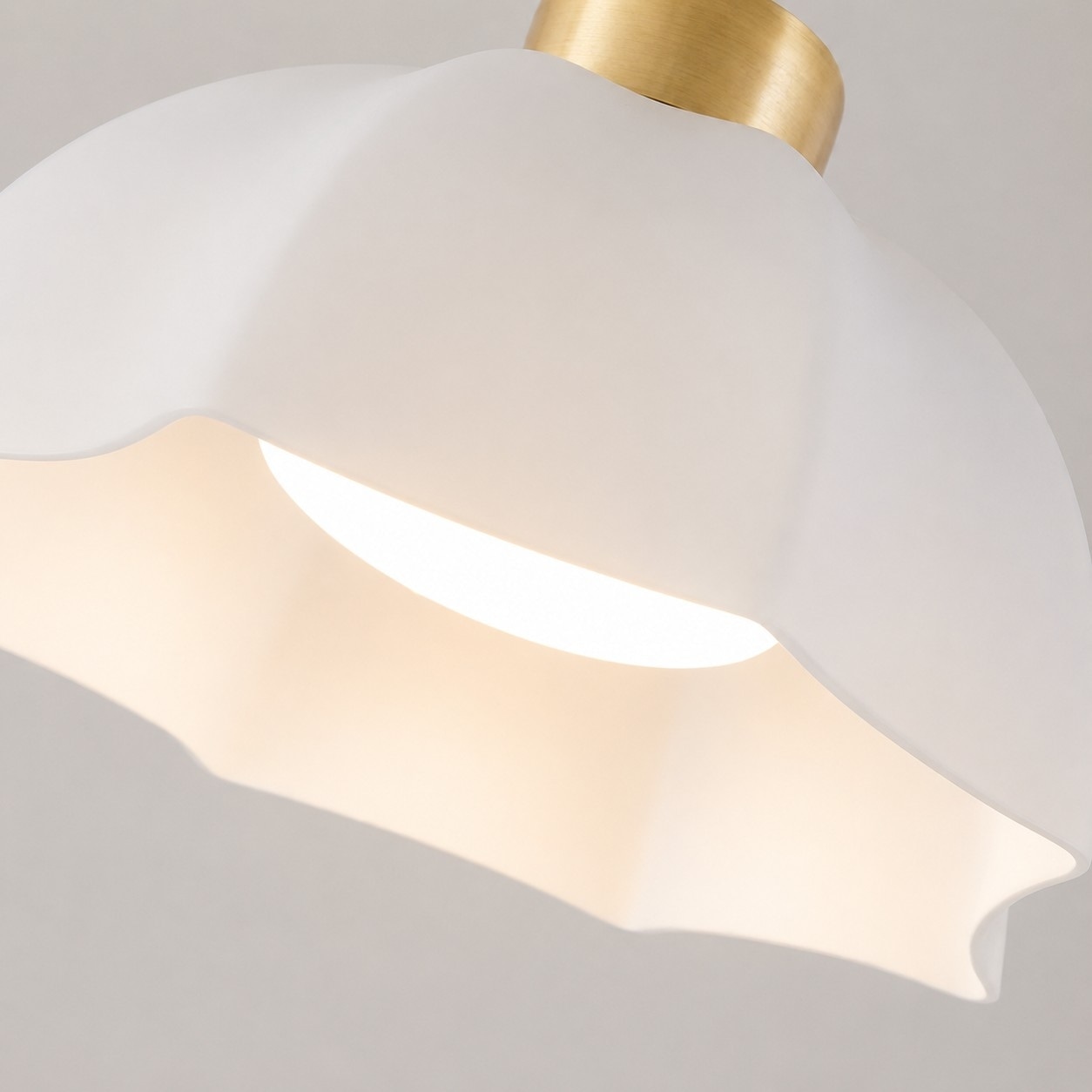 Detail: milk glass shade diffusion