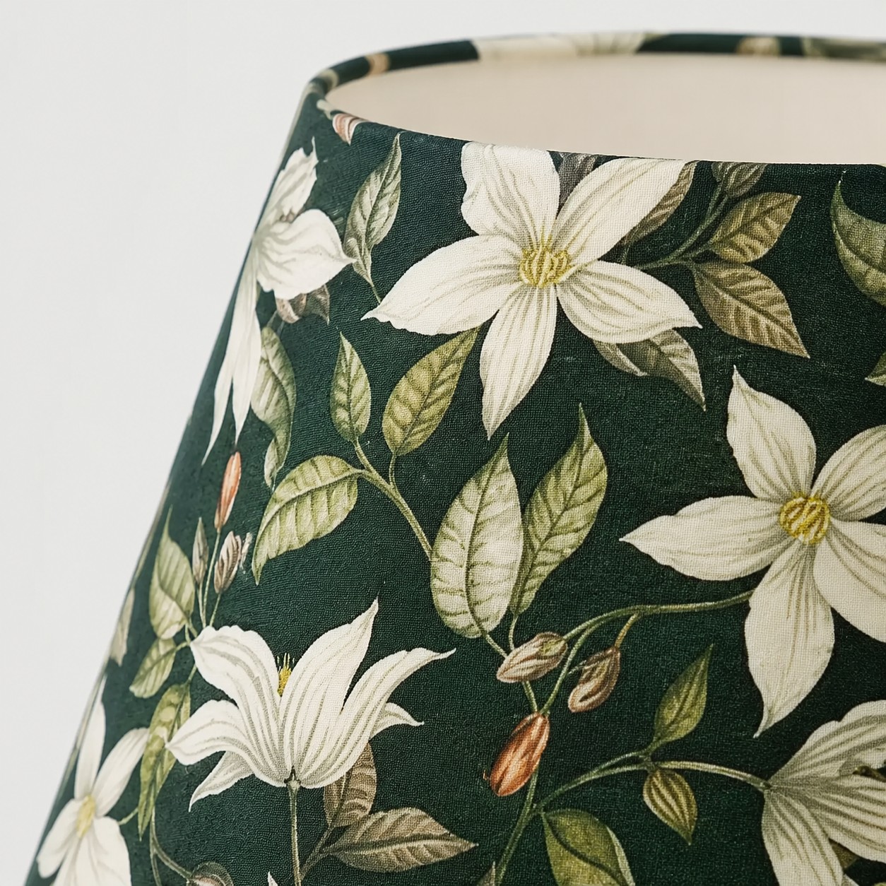 Detail van glanzende groene keramische lampvoet