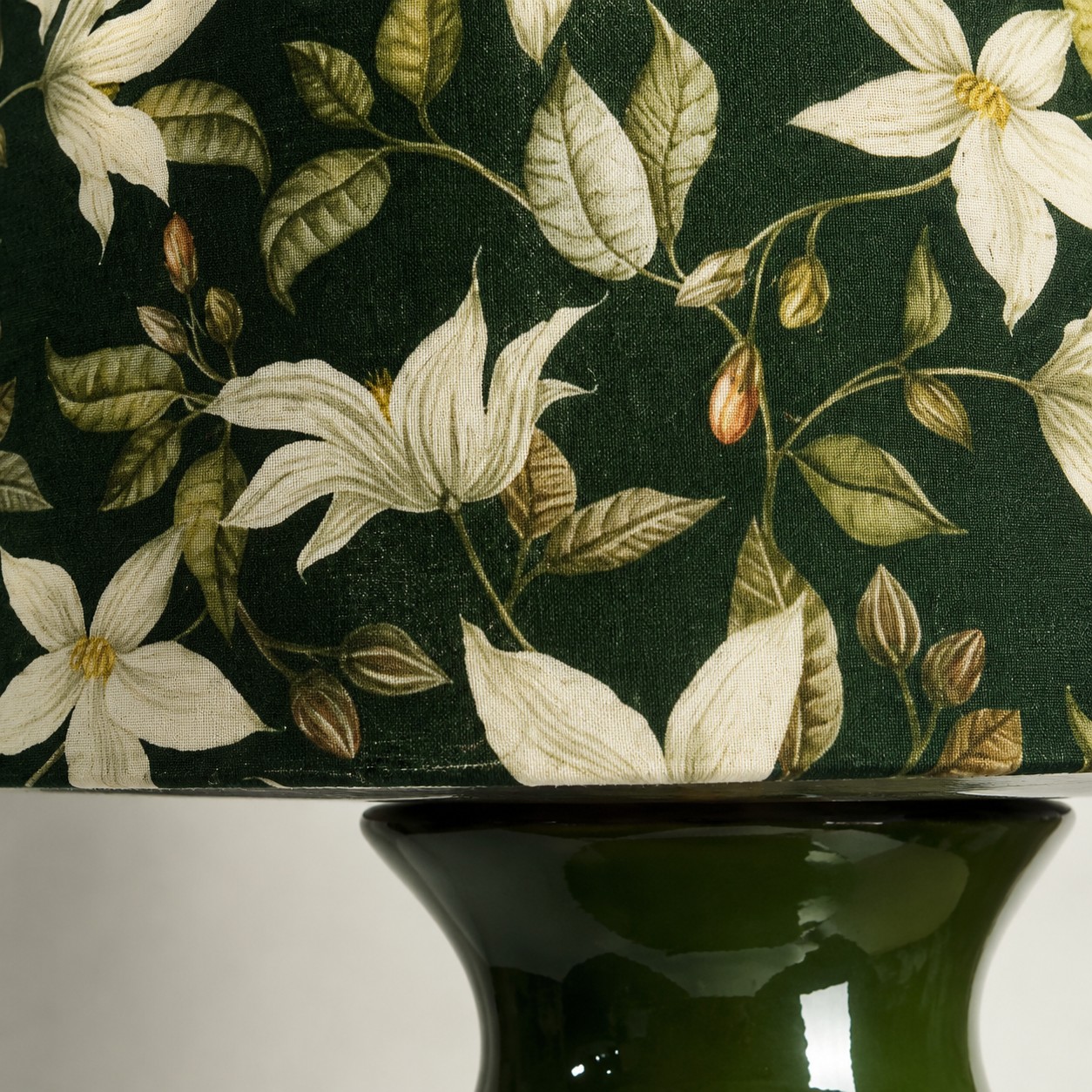 Detailweergave van vintage groene tafellamp met bloemenmotief