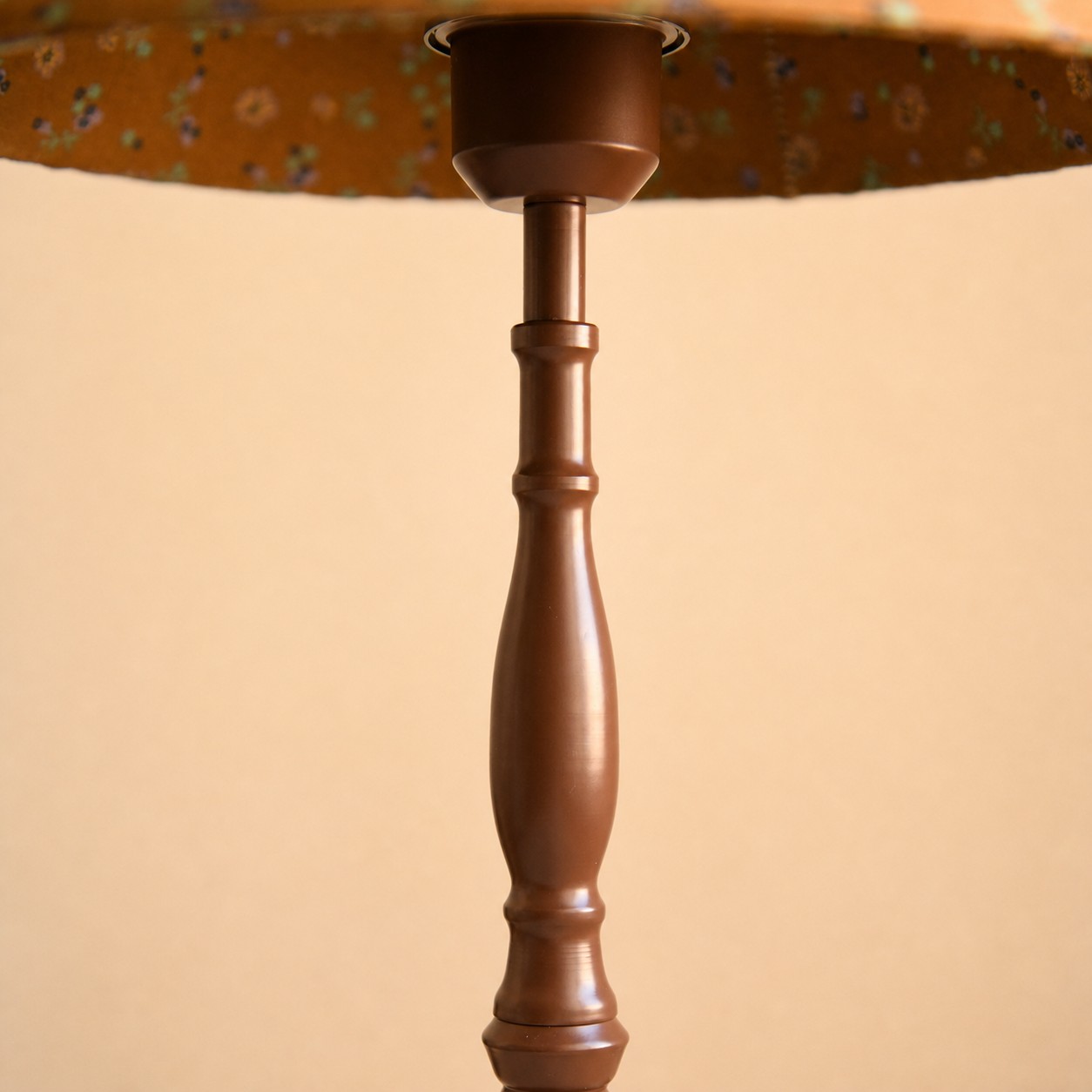 Table lamp upper stem and shade support detail